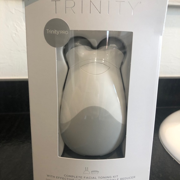 Nuface Trinity Pro-Lip/Eye and Wrinkle Reducer attachment included - Picture 3 of 5